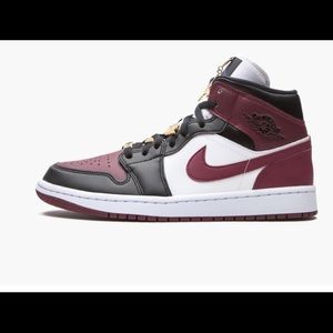 Jordan
Womens size 9.5 Air Jordan 1 Mid SE betroot